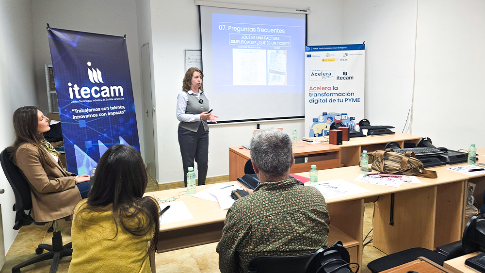 Casasimarro acoge una jornada para preparar a empresas y autónomos ante la llegada de VERIFACTU