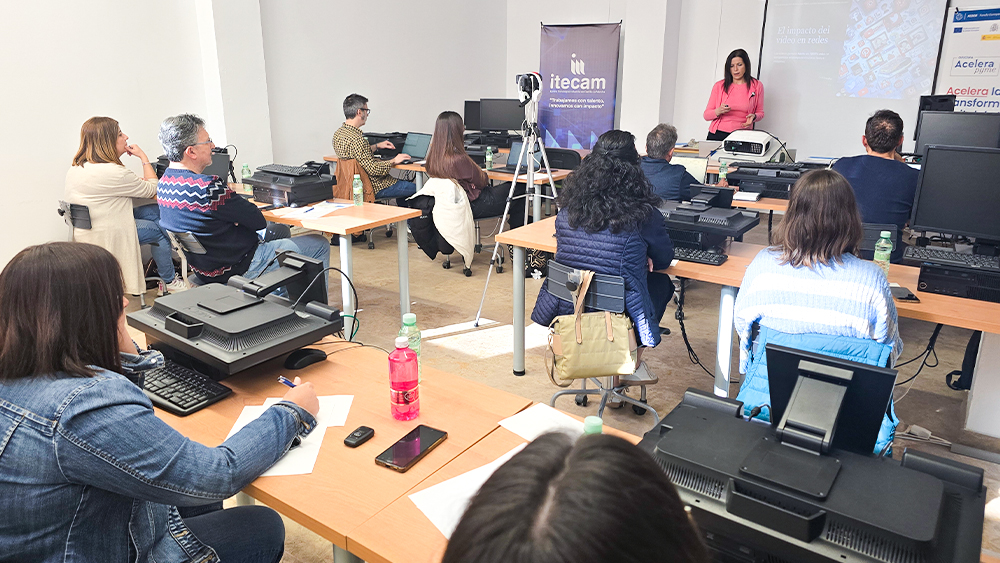 Iniesta acoge un taller sobre creación de imágenes y vídeos profesionales con inteligencia artificial
